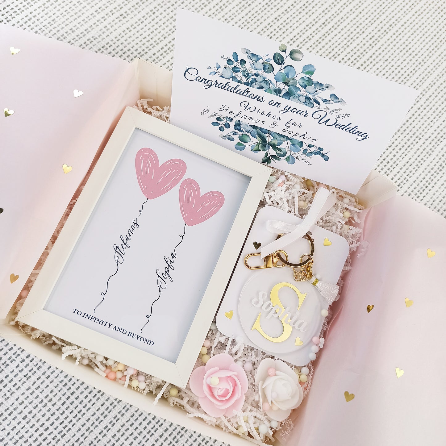 Προσωποποιημένο κουτί δώρου για νύφη που περιλαμβάνει ένα καδράκι με τα ονόματα του ζευγαριού, ένα μπρελόκ με το όνομα της νύφης και μια ευχετήρια κάρτα.