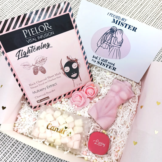 Personalized bachelorette gift box με ροζ αρωματικό κερί σε σχήμα γυναικείου σώματος, marshmallows, μάσκα προσώπου περιποίησης, lip balm, ευχετήρια κάρτα.